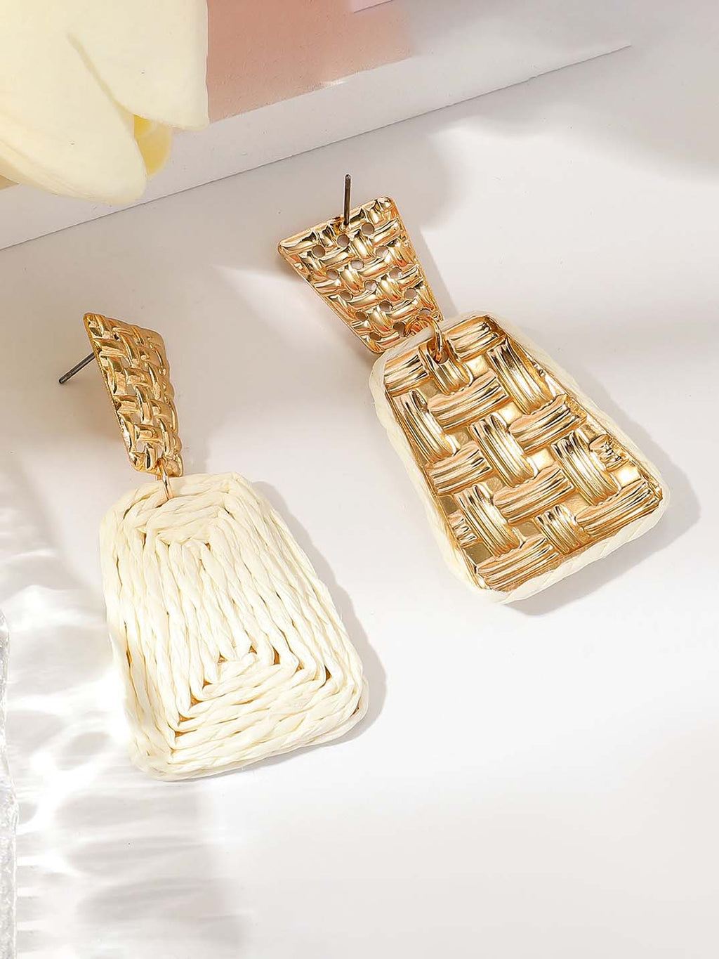 Boucles d'oreilles rétro tressées exagérées