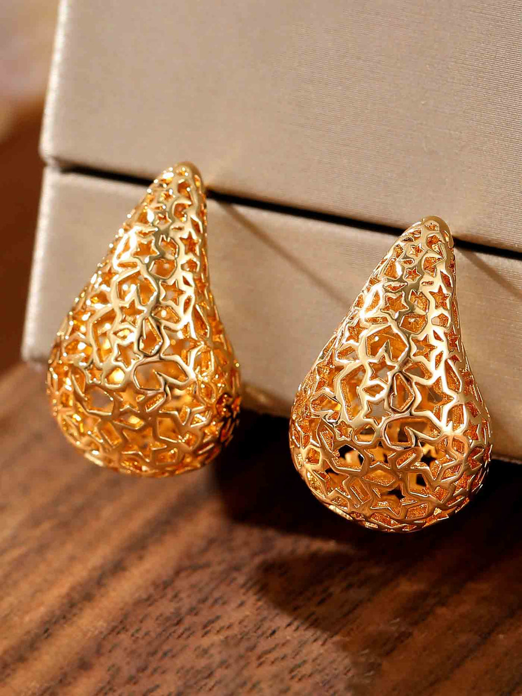 Boucles d'oreilles en forme de larme à motif creux de style palais