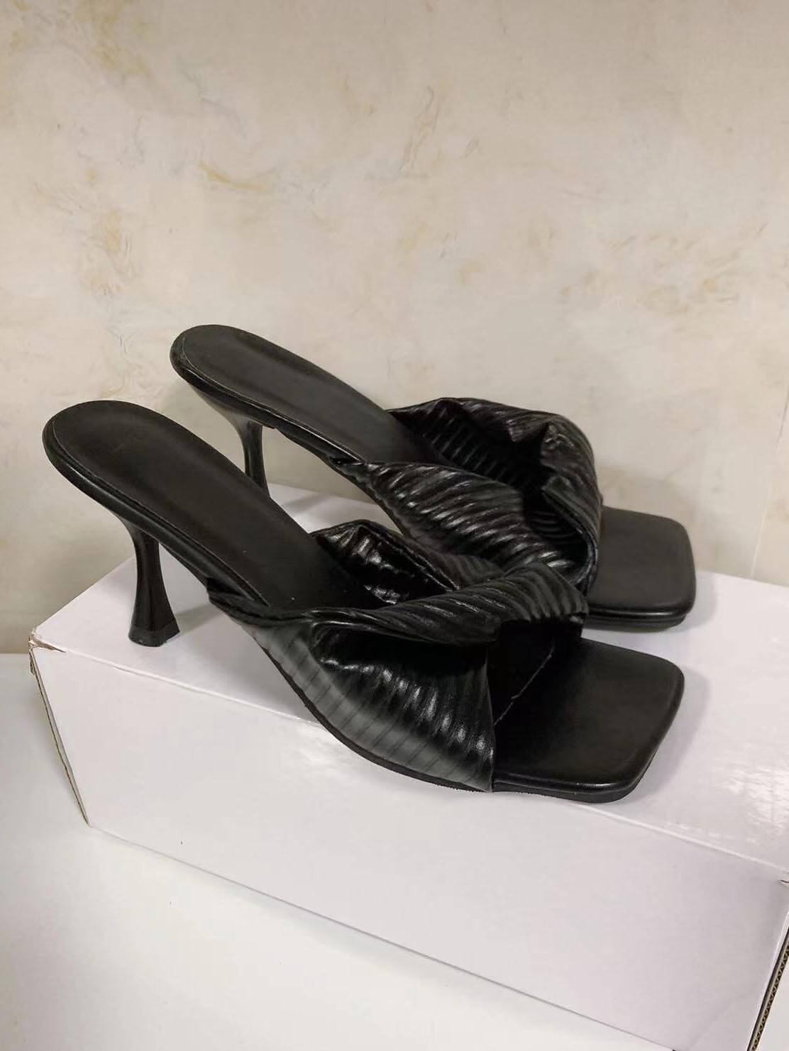 Sandales à talons aiguilles plissées à bout carré tressé