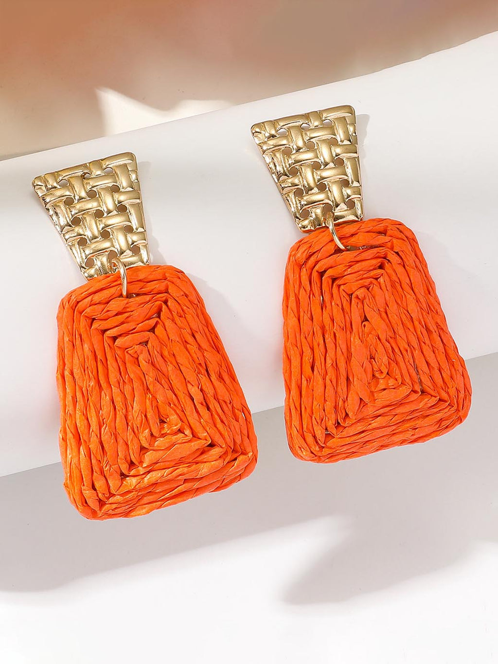 Boucles d'oreilles rétro tressées exagérées