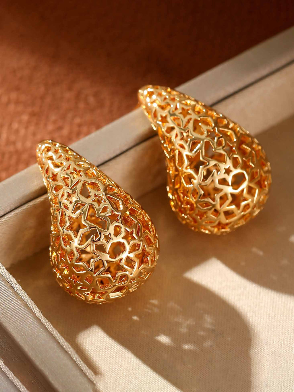 Boucles d'oreilles en forme de larme à motif creux de style palais