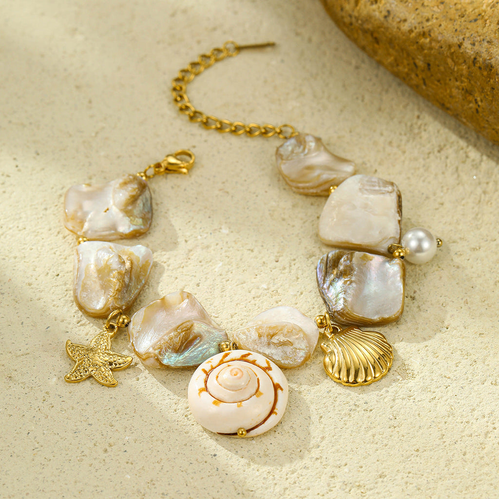 Muschelperlenarmband im Strandstil