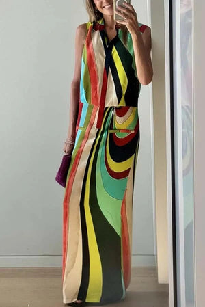 Auffälliges und elegantes Maxikleid mit buntem Druck, Knopfleiste und Tasche, Schlitz in H-Linie 