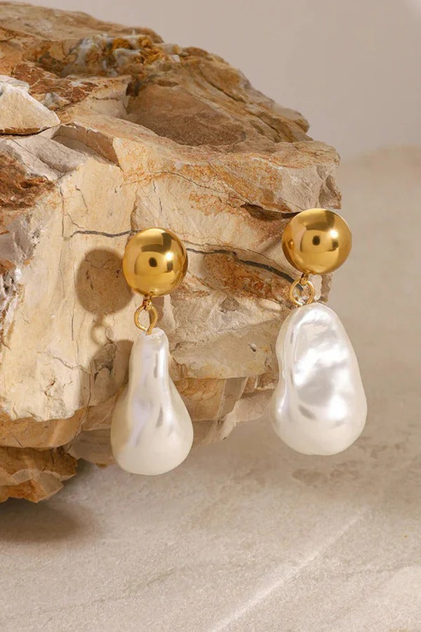 Elegant and Luxurious Pearl Earrings Gold one size