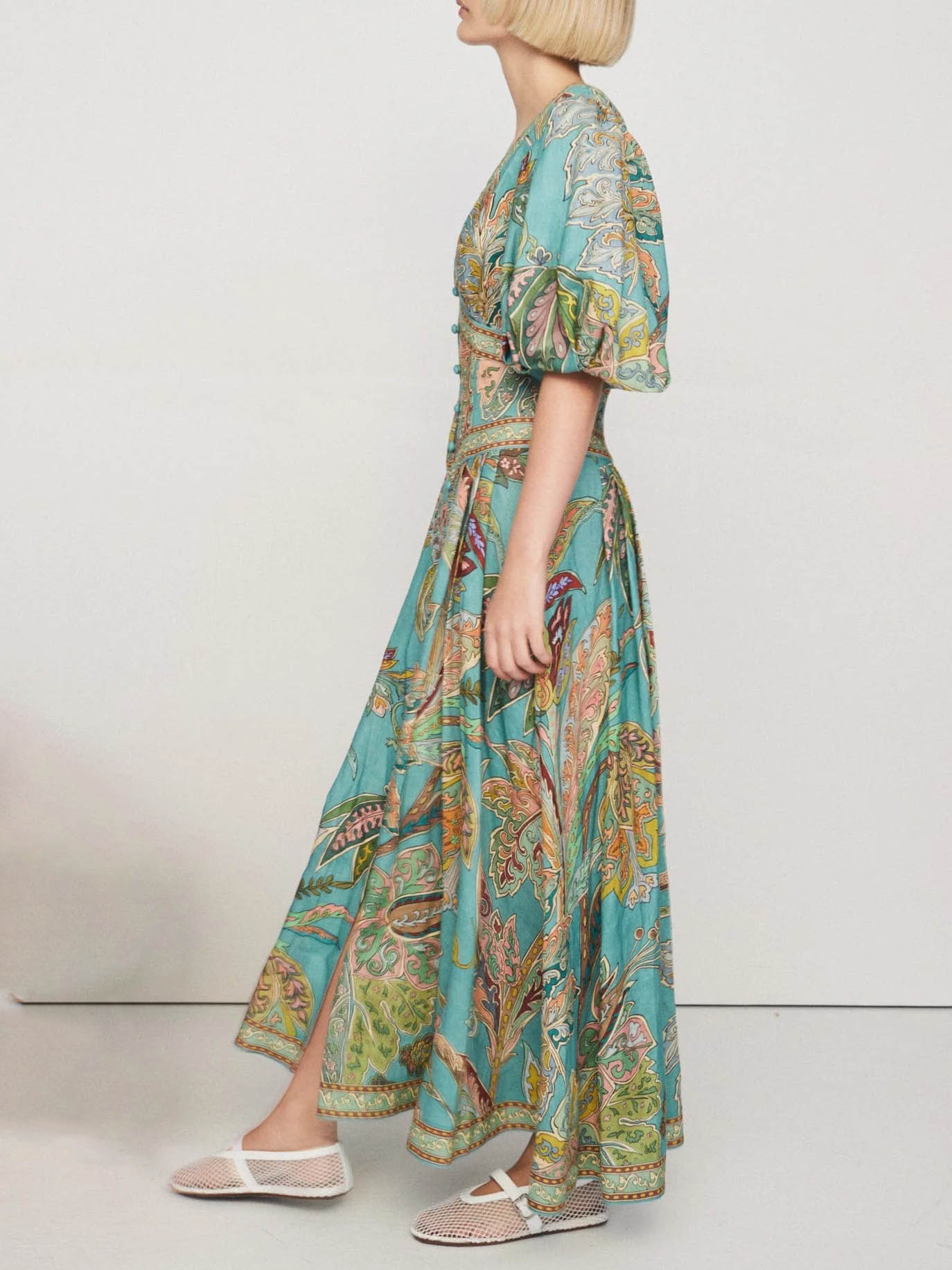 Einzigartiges Midikleid aus Satin mit Vintage-Blumendruck und Puffärmeln