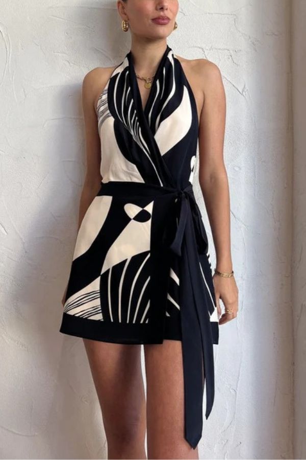 Robe courte de vacances unique imprimée avec dos ouvert et ceinture nouée