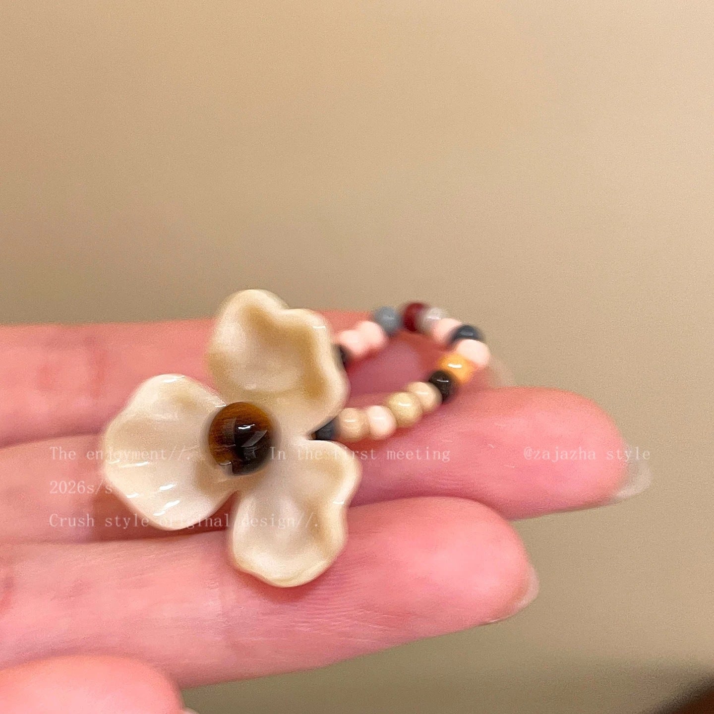 Vintage Glossy Flower Color Bead Stretch Ring