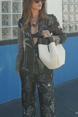 Set aus langärmliger Bluse und Hose mit weitem Bein und Tasche in der elastischen Taille von Black Magic aus Satin mit einzigartigem Aufdruck