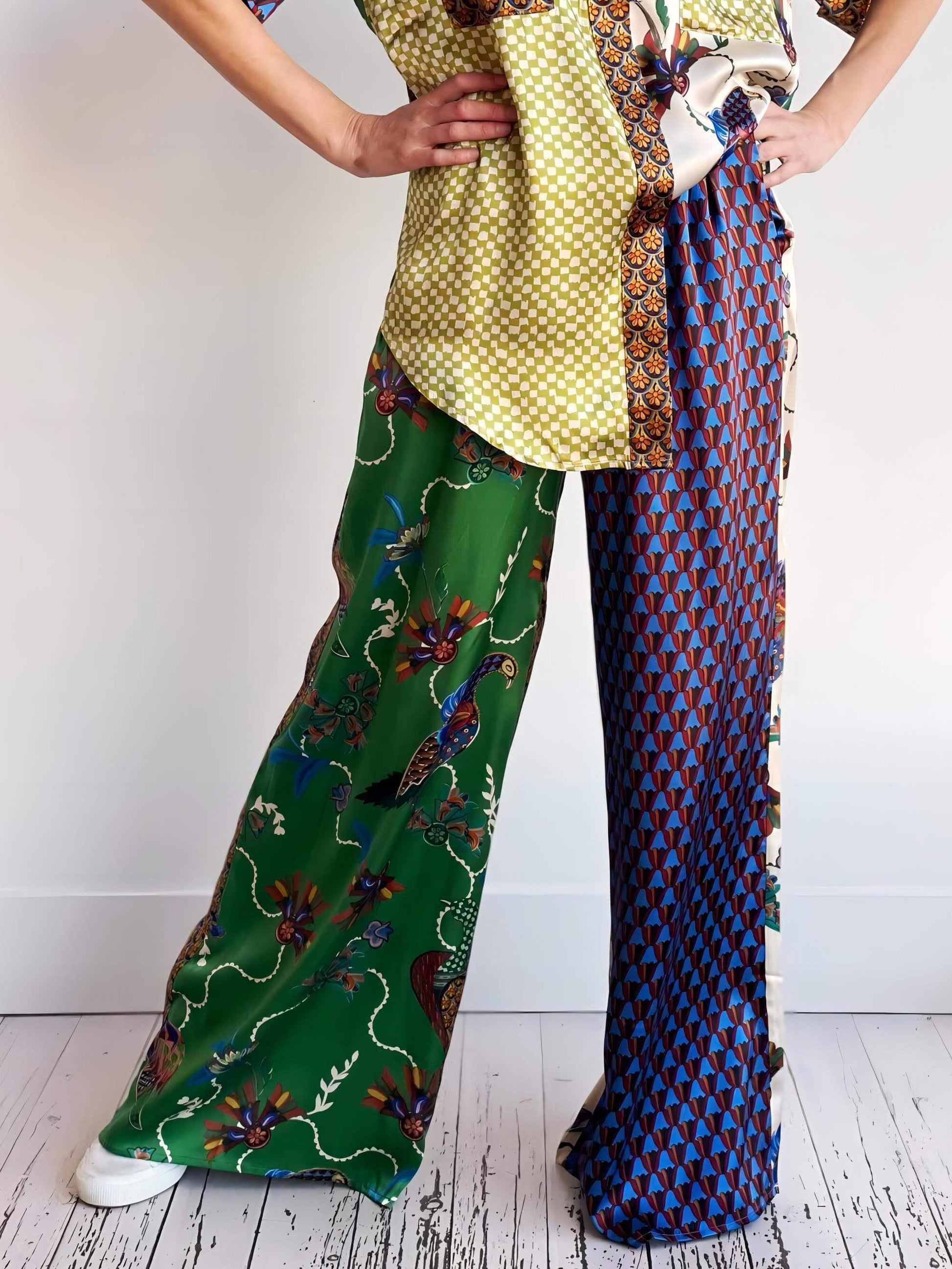 Lockere Hose mit weitem Bein und speziellem Folk-Print