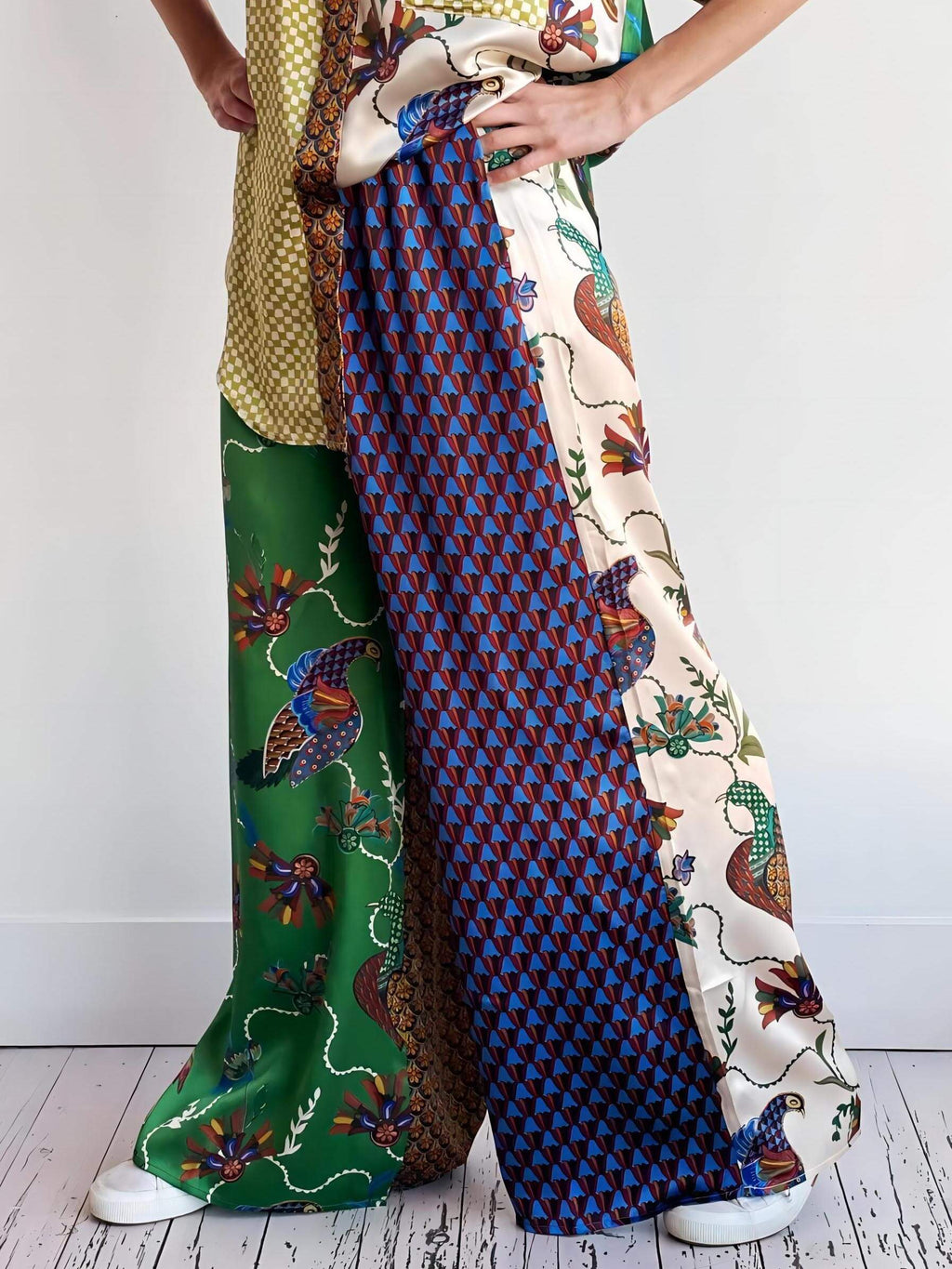 Lockere Hose mit weitem Bein und speziellem Folk-Print