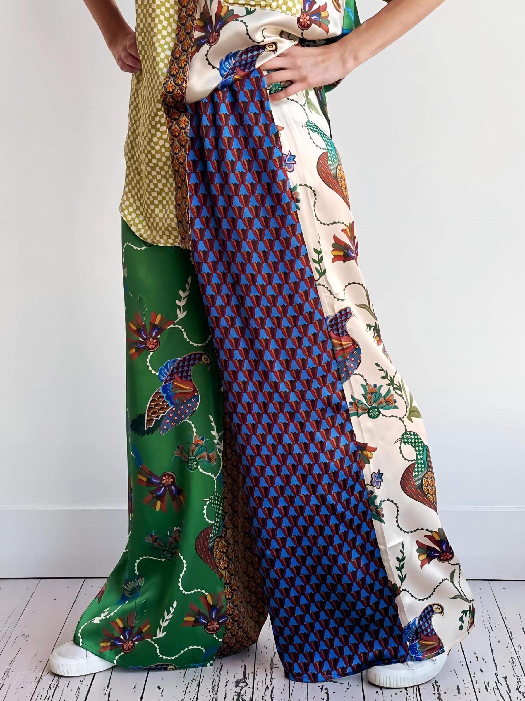 Lockere Hose mit weitem Bein und speziellem Folk-Print