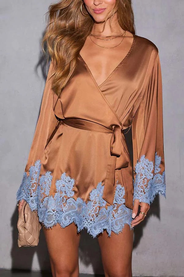 Joyful Bond – Kimono-Minikleid in Kontrastfarbe mit Satin-Spitzenbesatz und Glockenärmeln zum Binden