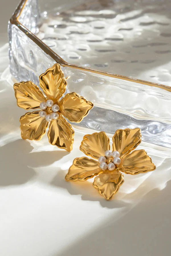 Elegant Pearl Flower Earrings Gold one size