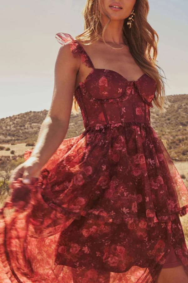 Reina – Gestuftes Maxikleid aus Netzstoff mit Blumenmuster