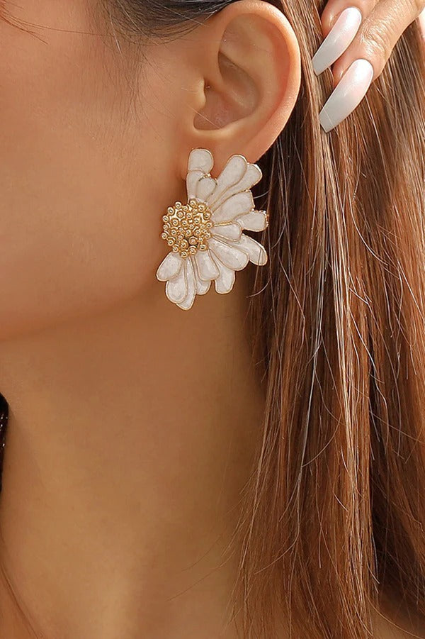 Retro Alloy Floral Pattern Earrings White one size
