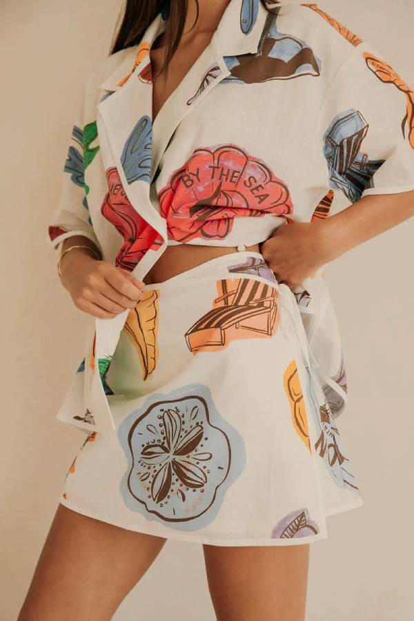 Lässiger Hüftanzug aus Leinen mit Hemdkragen