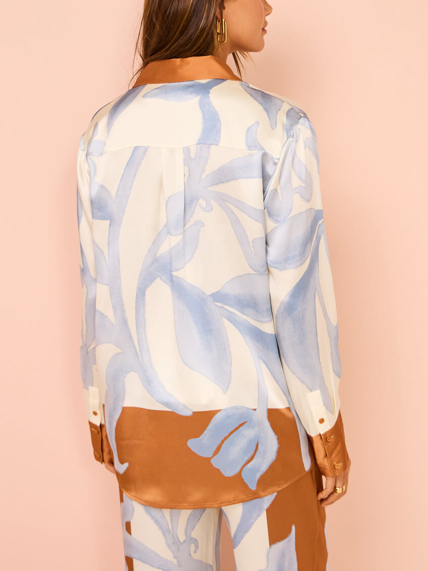 Exquisites, lockeres Hemd mit kontrastierendem Batikmuster und Blumenmuster