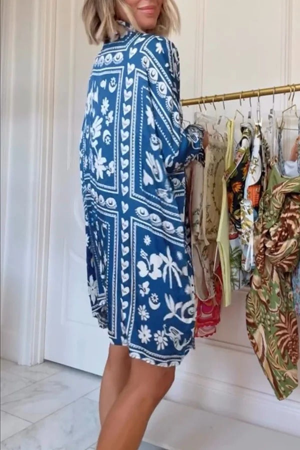 Robe chemise courte ample en satin Zenya à imprimé unique, boutonnée, manches longues et poches 