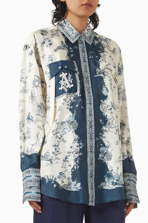 Elegante, lockere Bluse aus Satin in Kontrastfarbe mit einzigartigem Druck und Knopfleiste und Tasche im Bohemian-Stil 