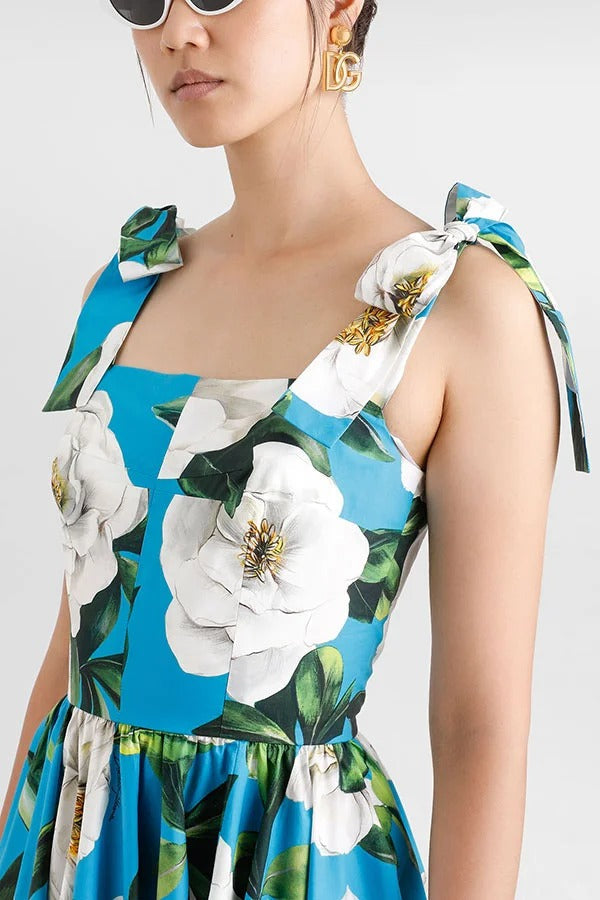 Frisches und romantisches Minikleid mit Blumenmuster, quadratischem Ausschnitt und geknoteten Trägern 