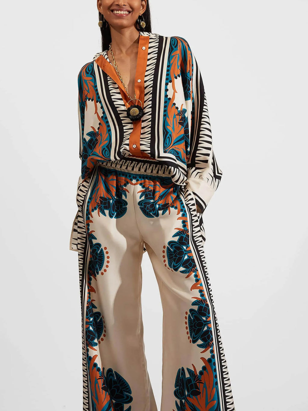 Pantalon ample à jambes larges et imprimé végétal en satin exquis