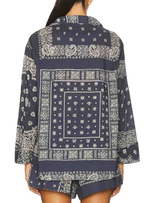 Zweiteiliges Set aus Shorts und Langarmhemd mit Retro-Paisley-Print