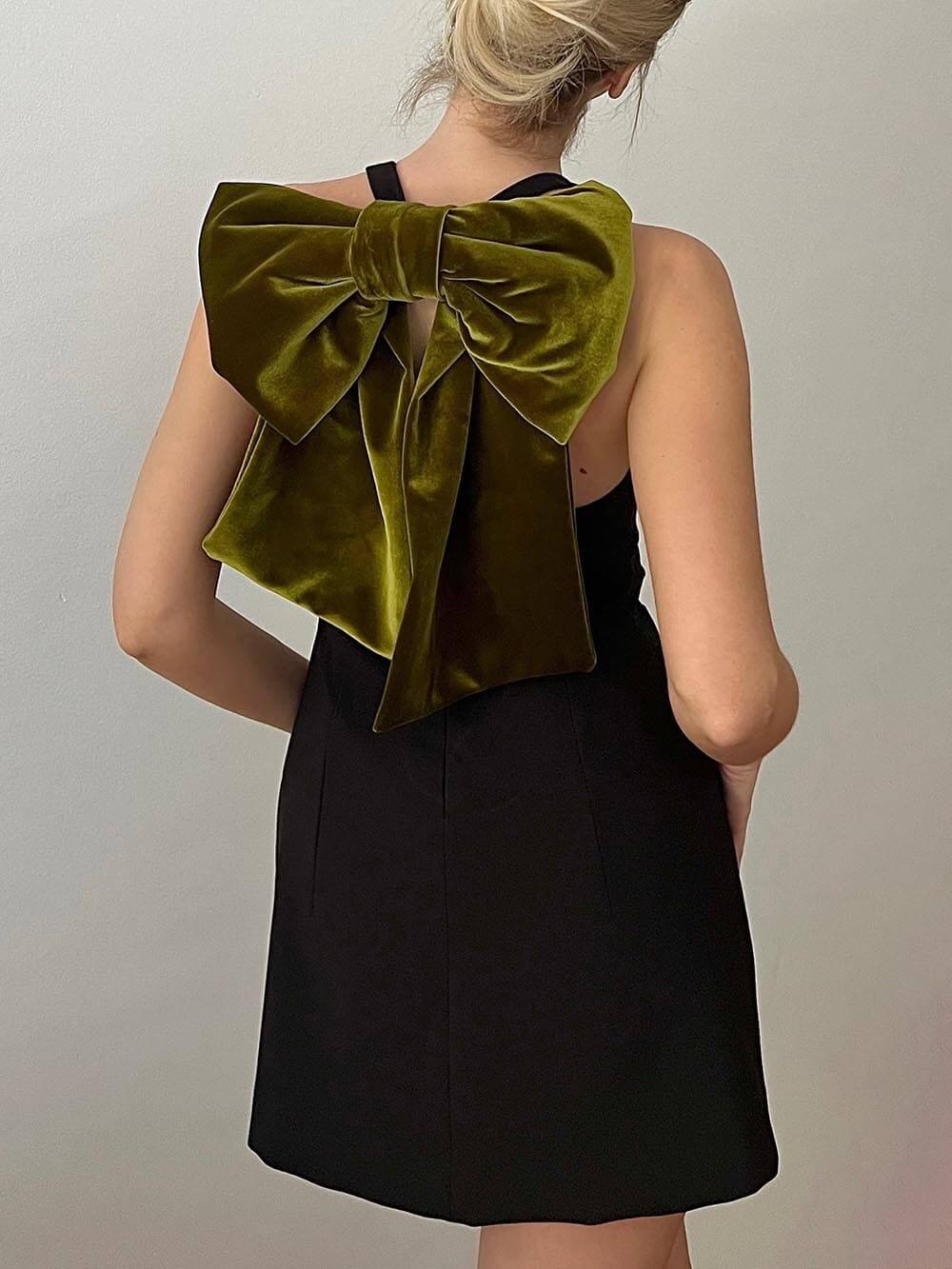 Elegantes, süßes Party-Minikleid aus Samt mit Schleife im Kontrastrücken