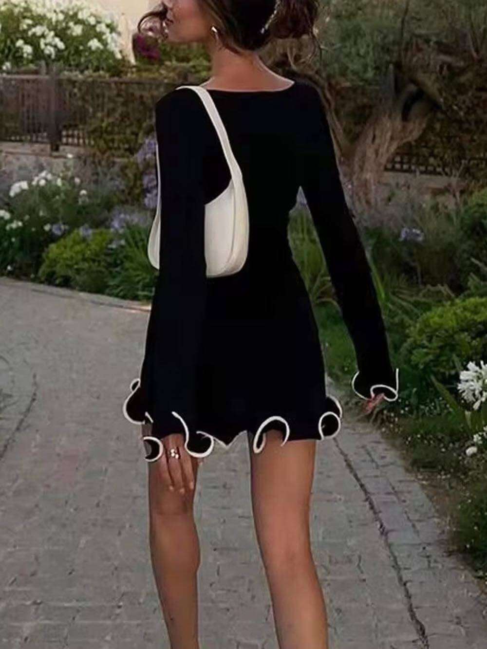 Einzigartiges, schmal geschnittenes Minikleid mit gerolltem Saum und Rundhalsausschnitt