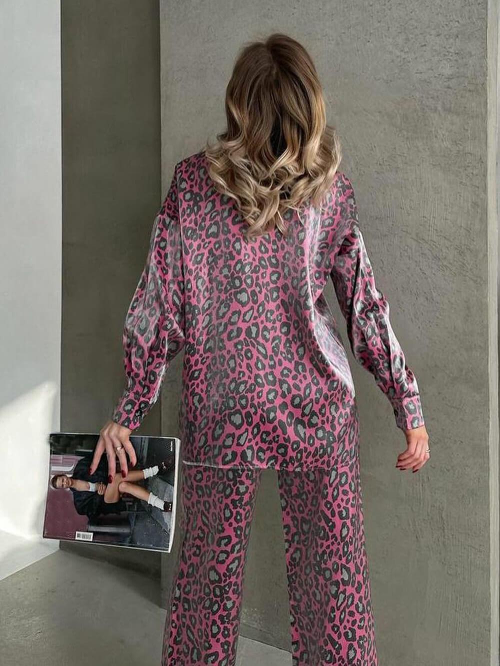 Einzigartiges Set aus langärmligem Oberteil mit Leopardenmuster und lockerer Hose mit elastischer Taille und Bindegürtel