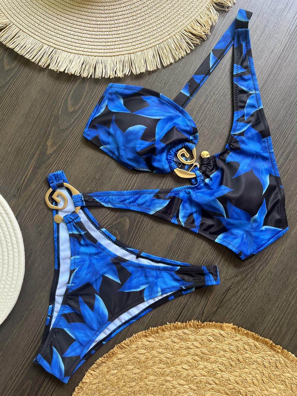 Sexy bedruckter Badeanzug mit Metallknöpfen