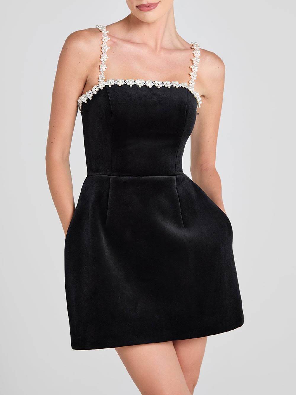 Mini-robe classique style tulipe à bretelles et poches, avec bordure en perles