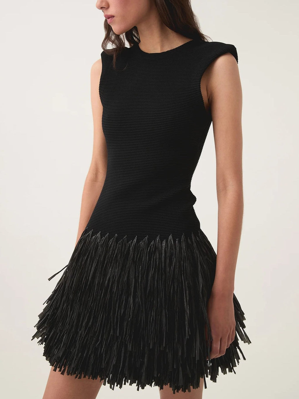 Elegantes Minikleid aus Raffia-Strick mit Fransen