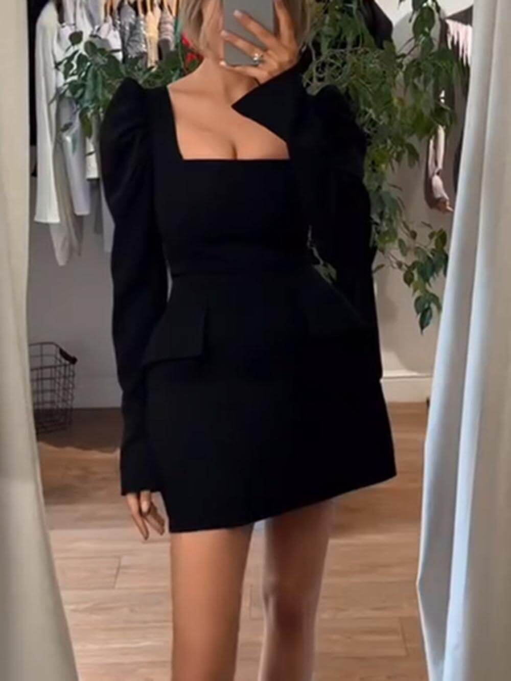 Elegantes und modisches Minikleid mit schmaler Passform, plissierten Hammelkeulenärmeln und quadratischem Ausschnitt