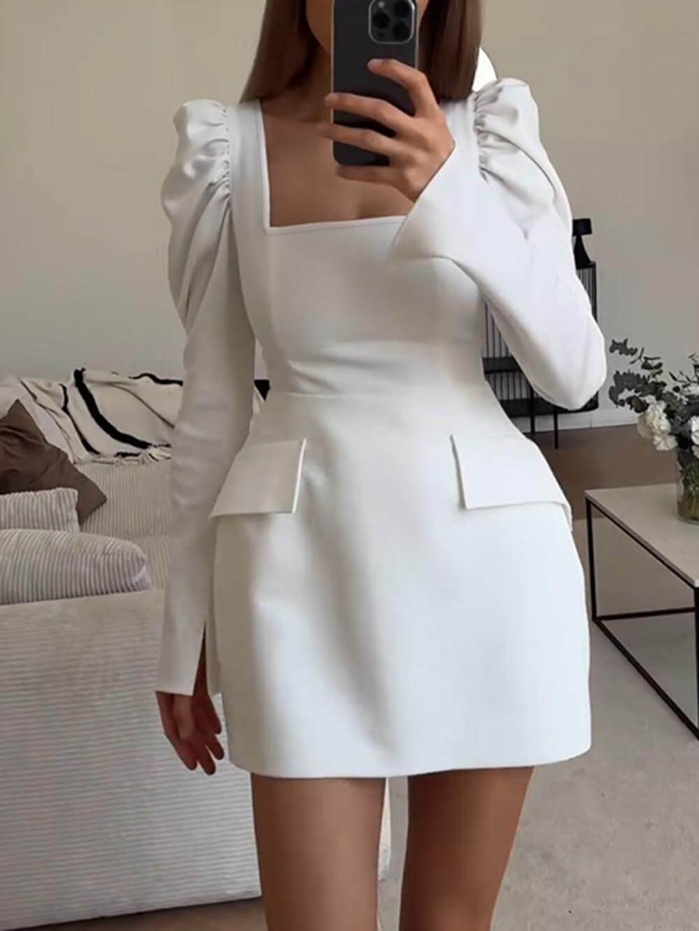 Elegantes und modisches Minikleid mit schmaler Passform, plissierten Hammelkeulenärmeln und quadratischem Ausschnitt