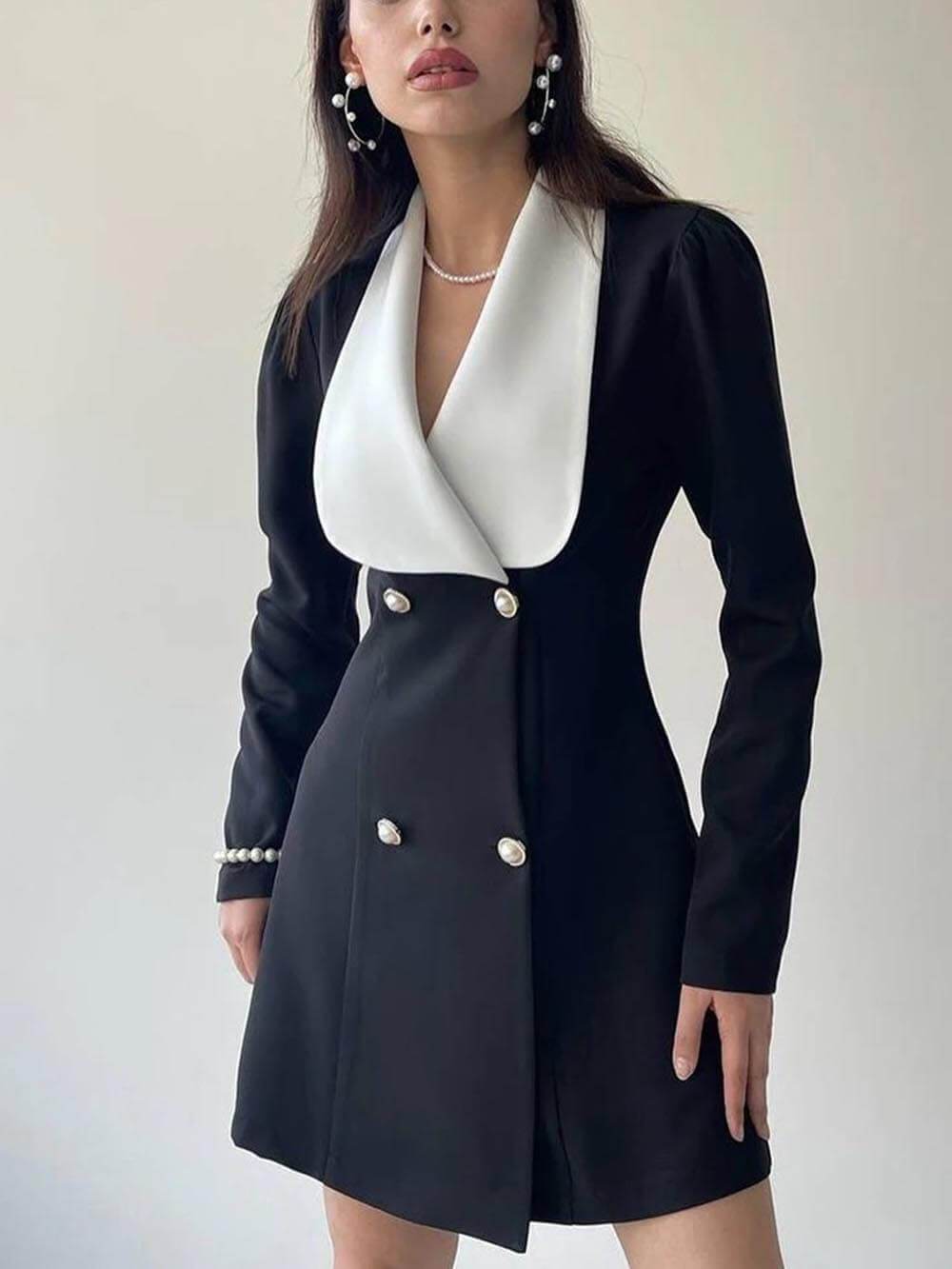 Elegantes Blazer-Minikleid mit Metallschnalle in Kontrastfarbe und Revers