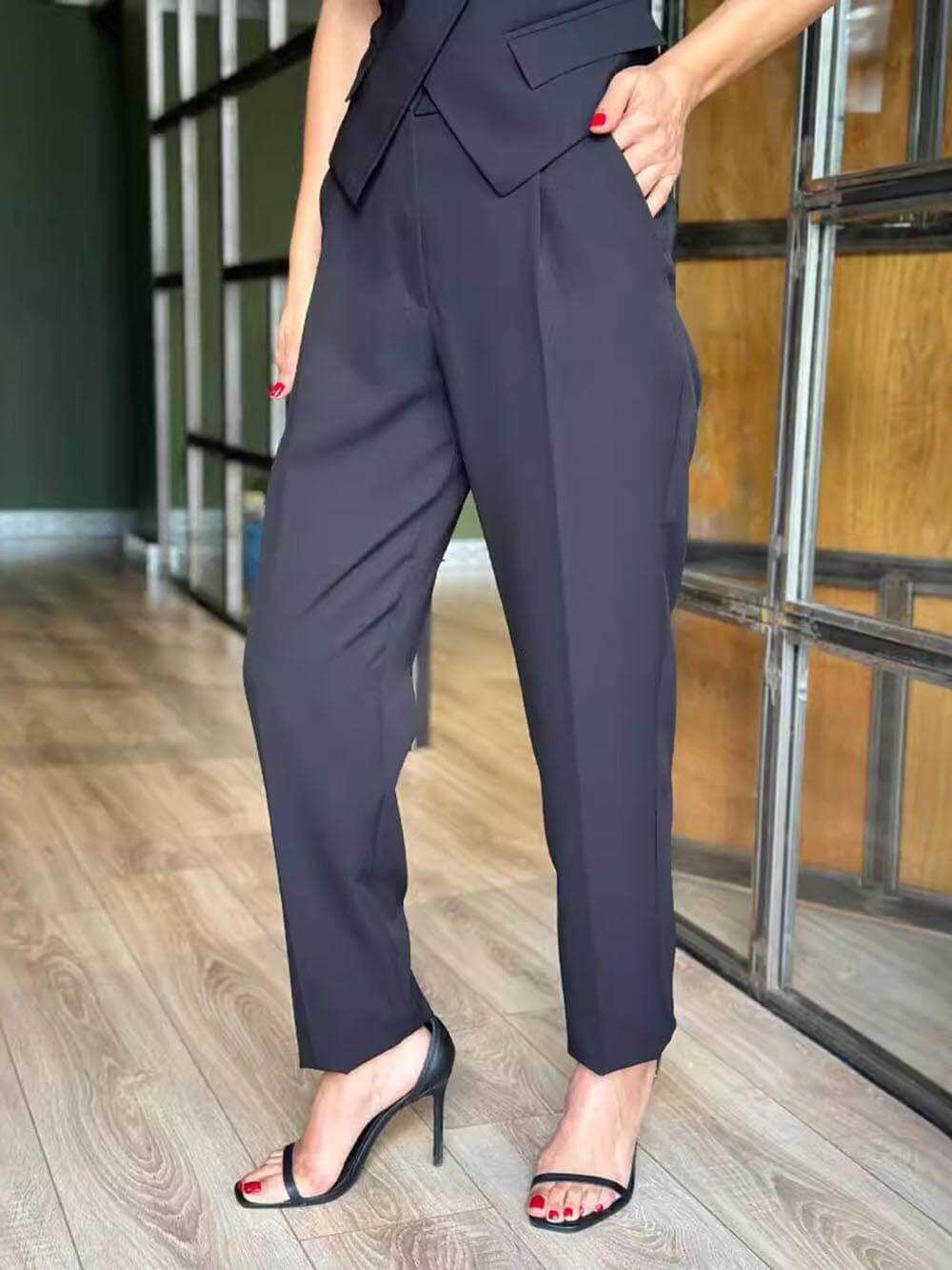 Modische, lässige Hosen mit Taschen