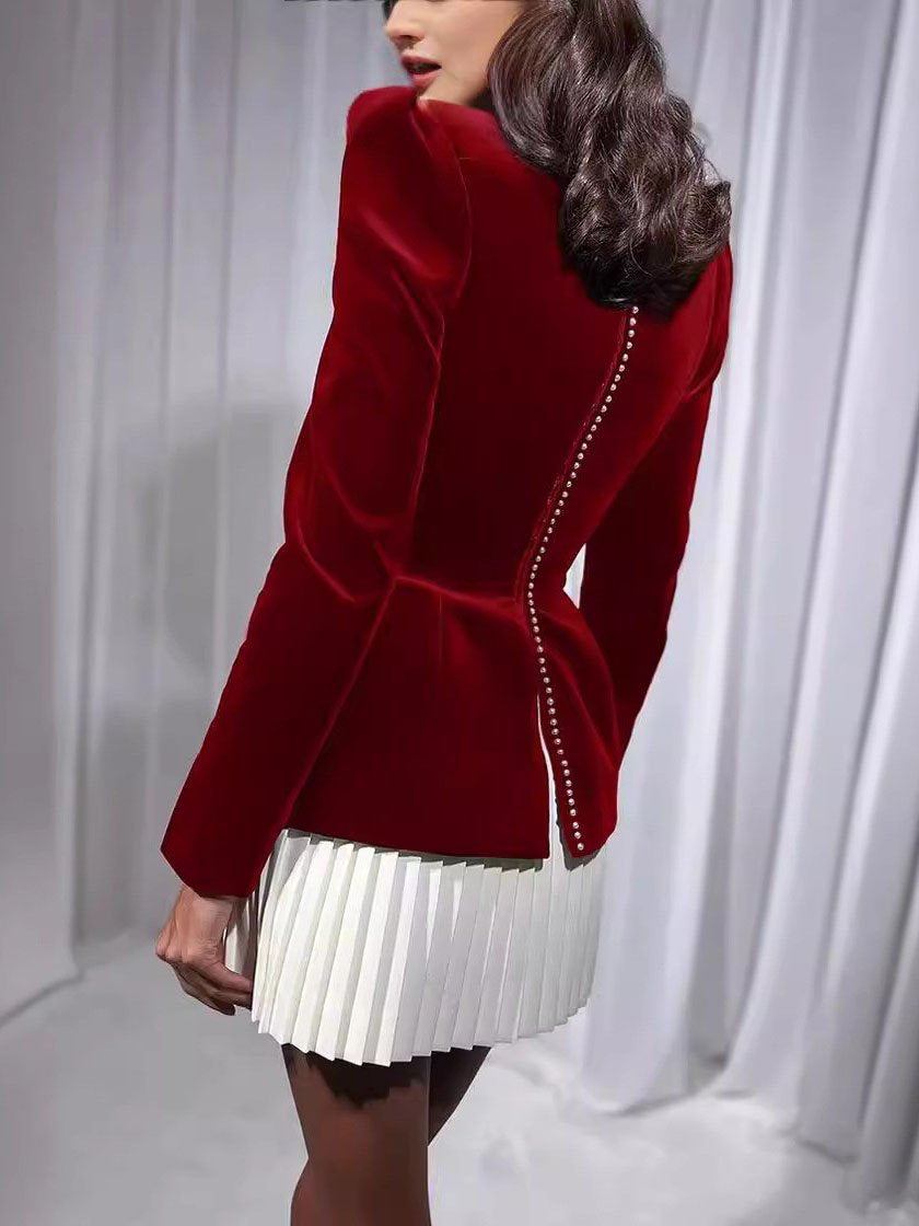Elegantes Minikleid mit Colorblock-Muster und plissiertem Saum