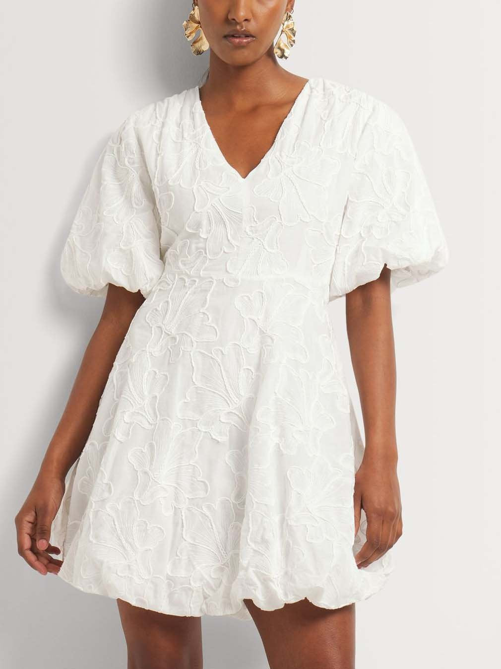 Elegantes Minikleid mit V-Ausschnitt und bestickten Puffärmeln