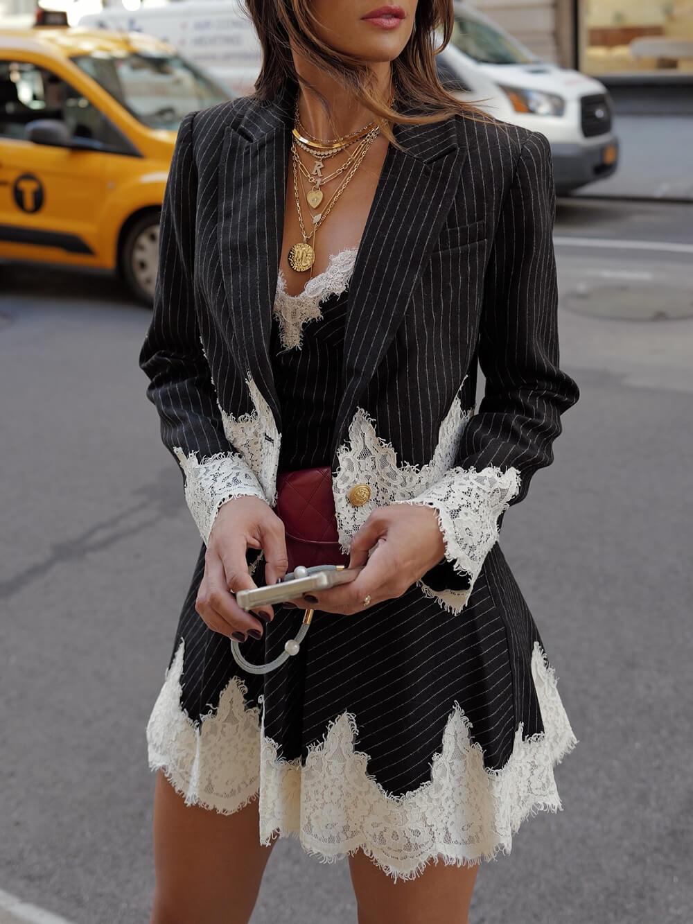 Robe mini plissée élégante à rayures et bordure en dentelle