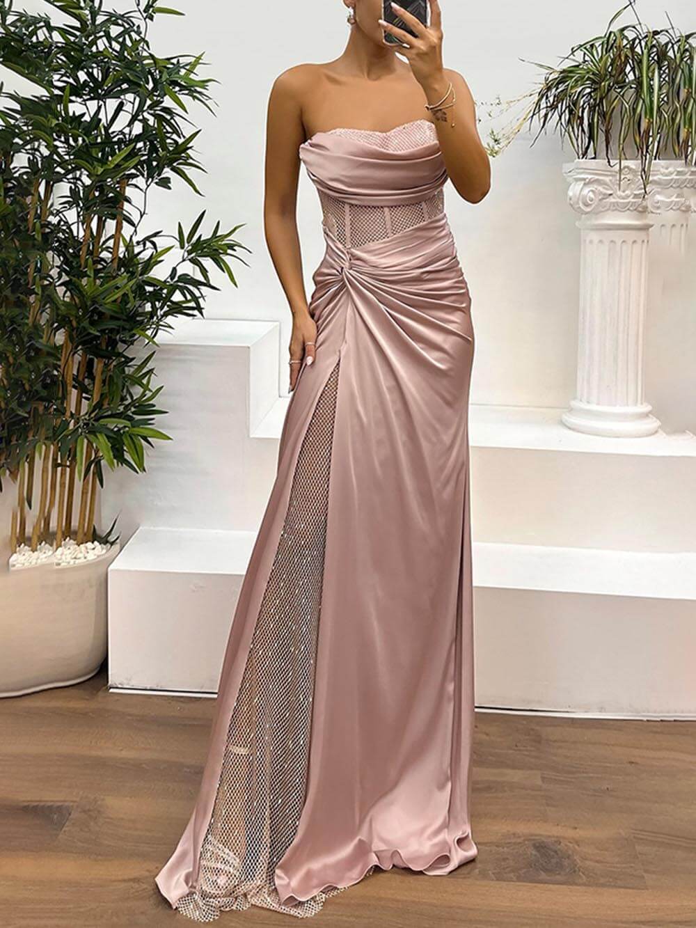 Zartes, schulterfreies Maxikleid aus Satin mit Pailletten und Netzstoff