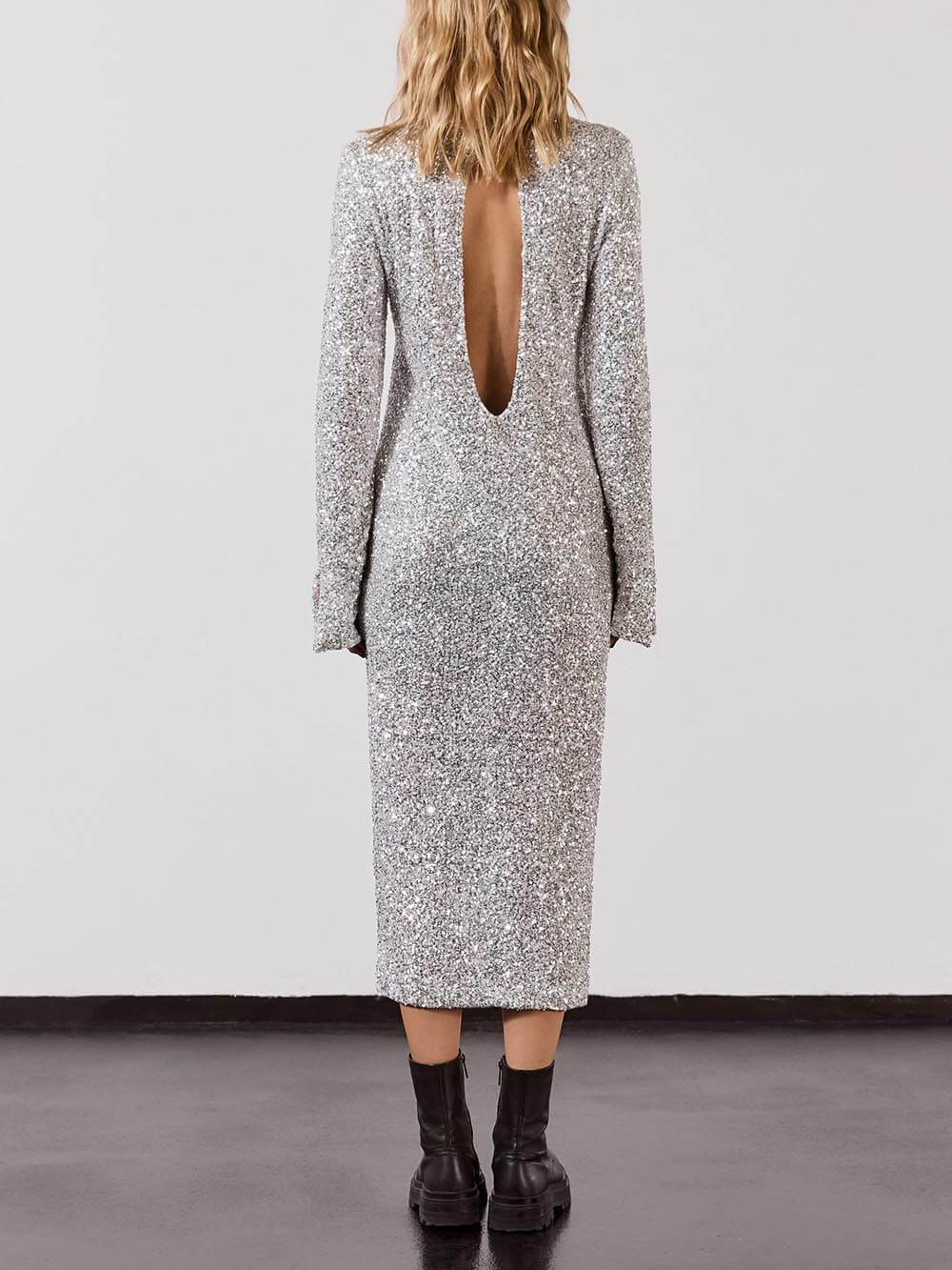 Robe mi-longue ample à manches longues et dos nu à paillettes scintillantes