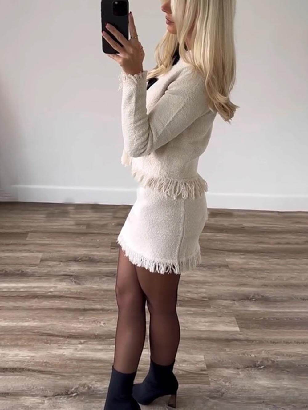 Modisches Set aus langärmliger Strickjacke und Rock mit Schleife