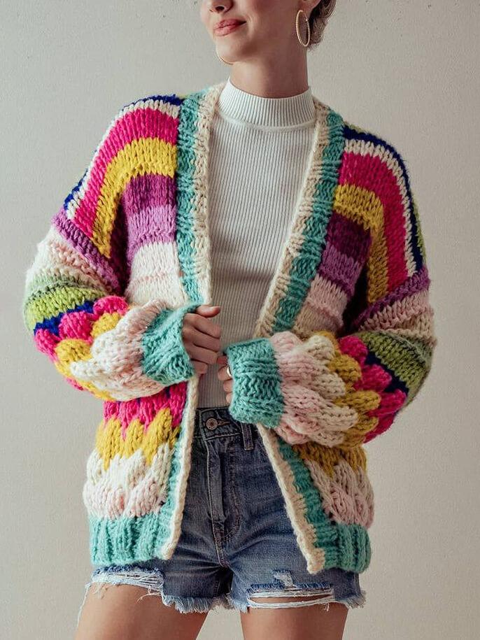 Bunt gestreifte Strickjacke mit grobem Strick