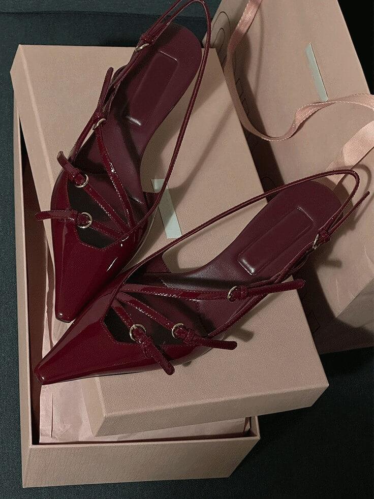 Escarpins à talons aiguilles pointus et à lanières en cuir verni