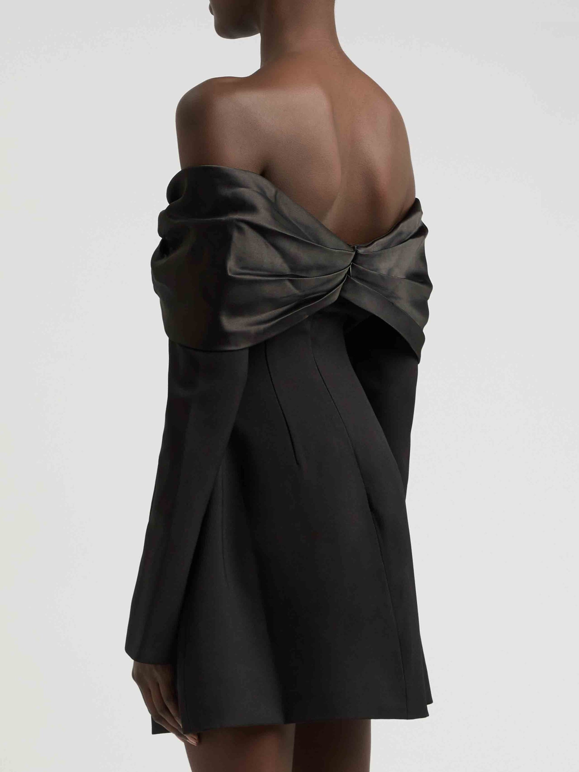 Elegantes schulterfreies Minikleid mit Glockenärmeln