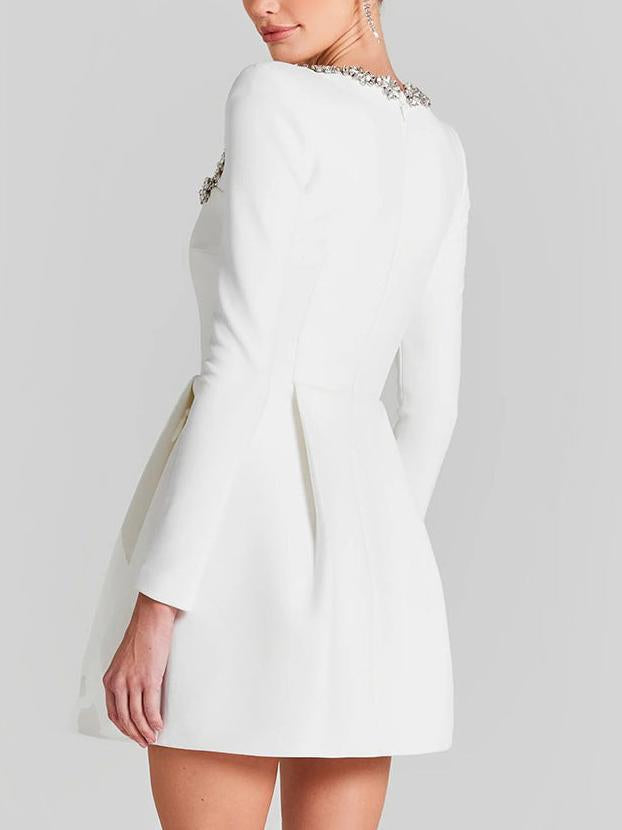 Elegantes Minikleid mit quadratischem Ausschnitt und Kristallverzierung