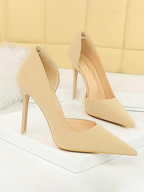 Retro Side Hollow Pointed High Heels