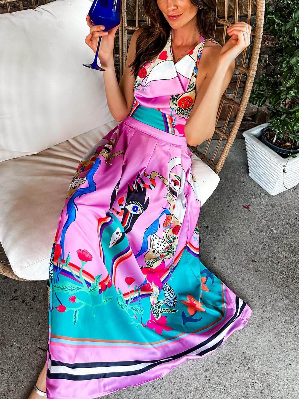 Elegance Unique – Neckholder-Maxikleid aus Satin mit Print und Bindetasche auf der Rückseite