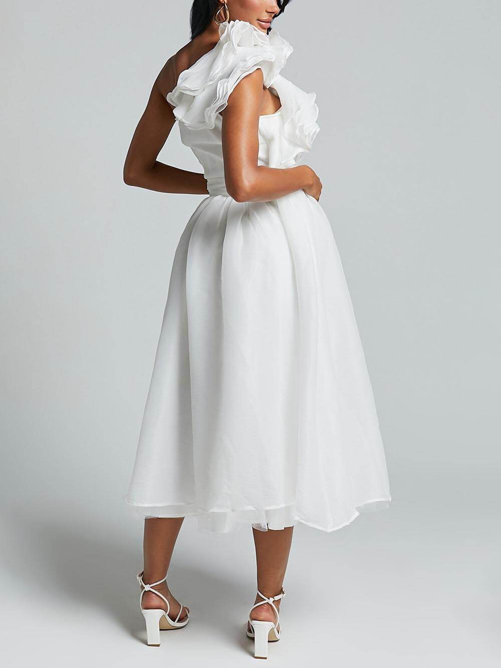 Unique Romantic Seaside – Einschultriges Midikleid mit Rüschendetail und Ärmeln