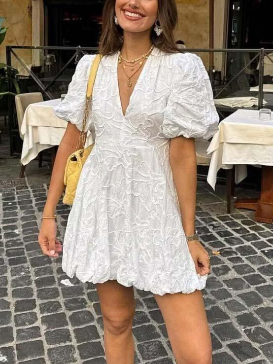 Elegantes Minikleid mit V-Ausschnitt und bestickten Puffärmeln